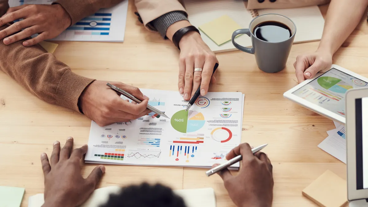 Equipo de consultoría revisando informes financieros